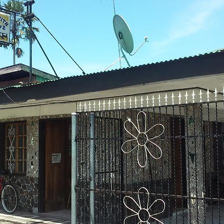 Cabinas Smith 2 Hostel Cahuita Exterior photo